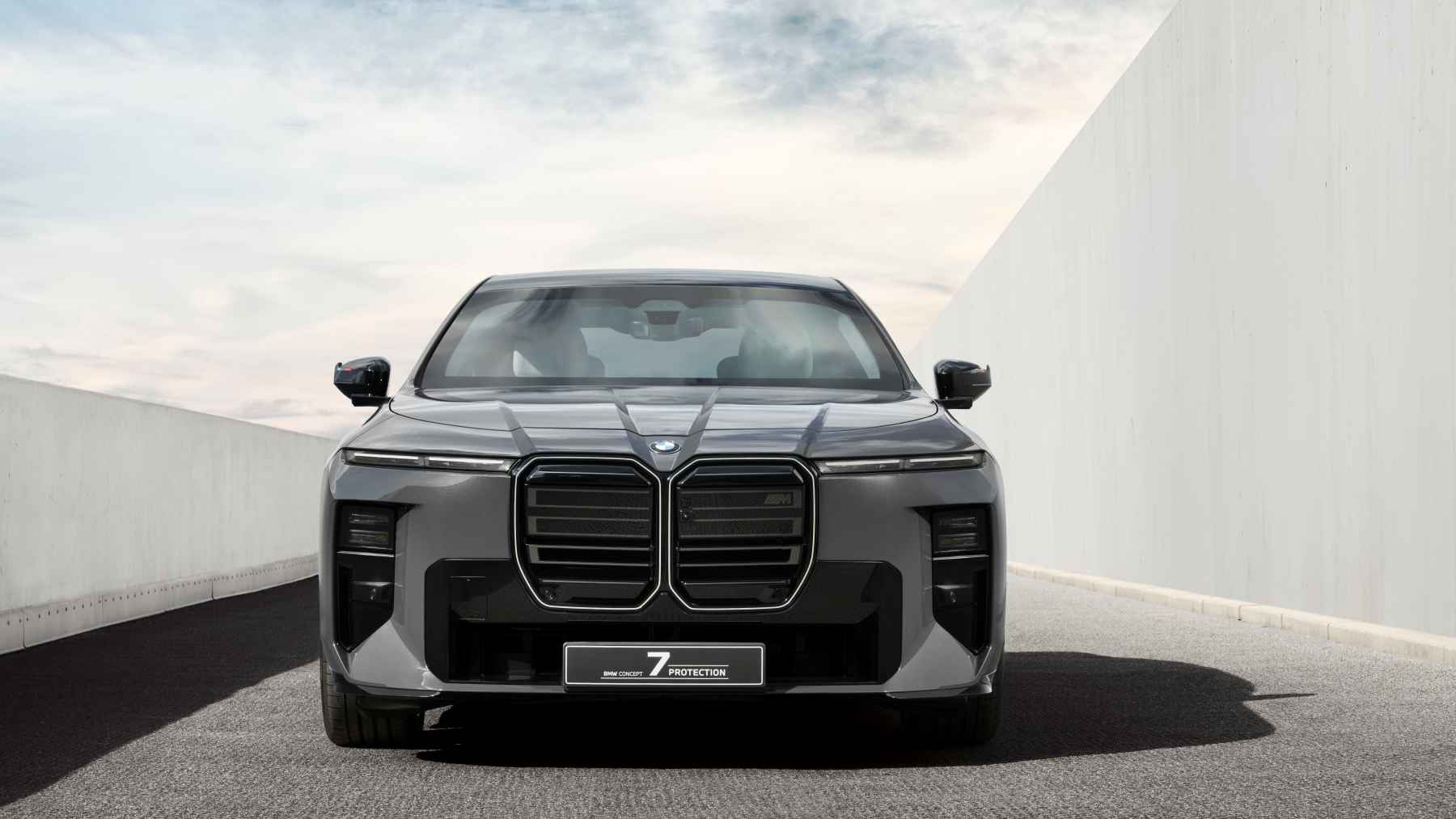 Le disparan con un Magnum y sigue como si nada: así es el BMW Serie 7 de 612 CV que nadie sabría que va blindado