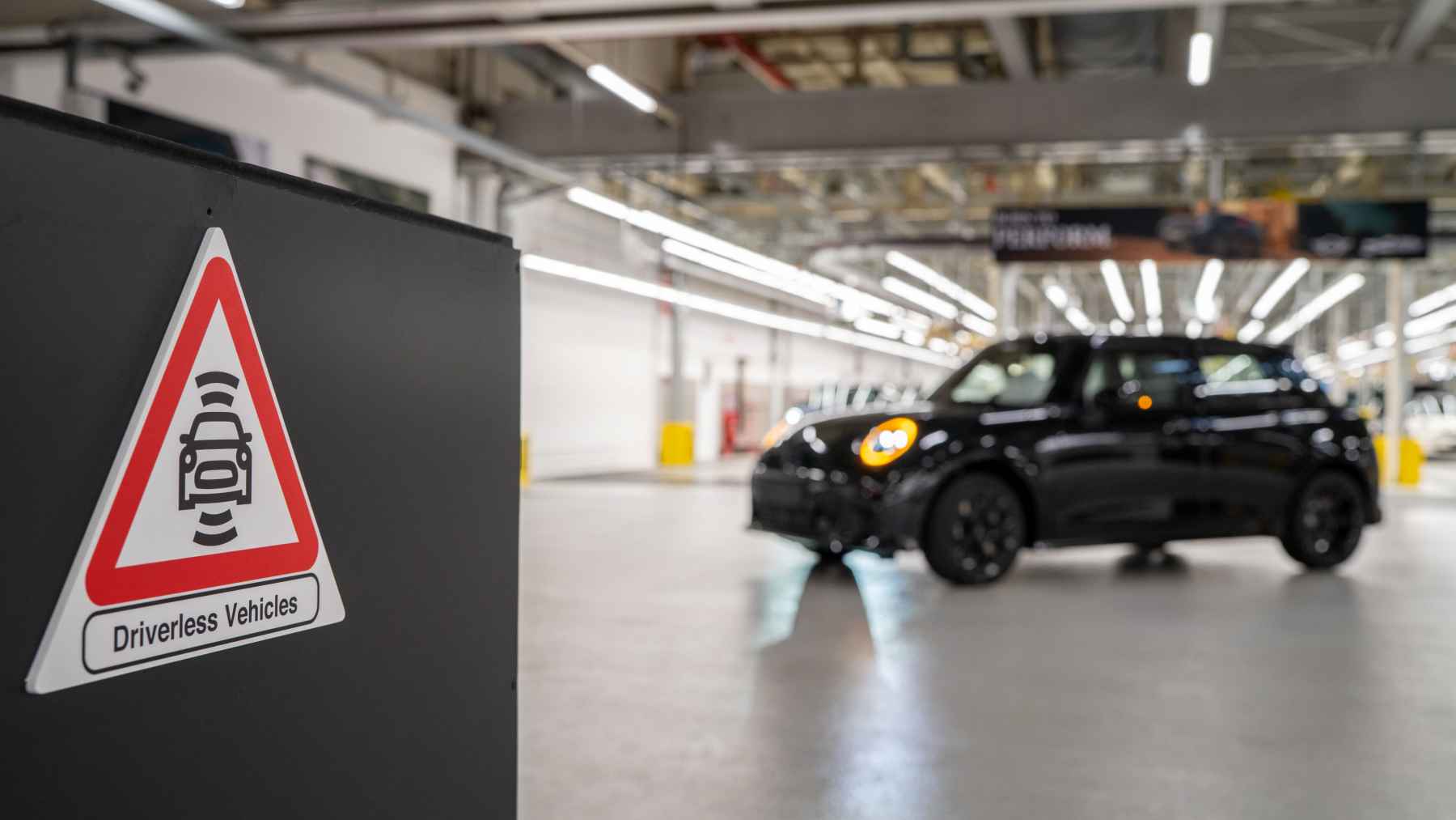BMW ya no tiene operarios moviendo coches después de fabricarlos. Cada día, 3.500 salen de la línea y ruedan solos por fábricas de 100 años aunque no puedan hacer lo mismo en las carreteras más modernas: este es su secreto