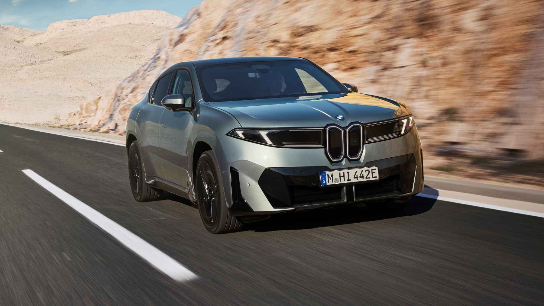 BMW desvela el iX4: el SUV coupé de 612 CV que podrás conducir sin manos en España y recupera 387 km en solo diez minutos