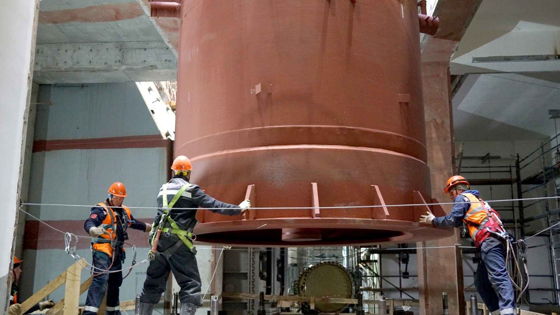 El reactor nuclear que no usa agua y quiere reciclar su propio combustible: Rusia instala dos piezas de 95 toneladas en el BREST-OD-300 de Siberia, un experimento de 300 MW con plomo fundido que todavía tiene que demostrar que es seguro y rentable
