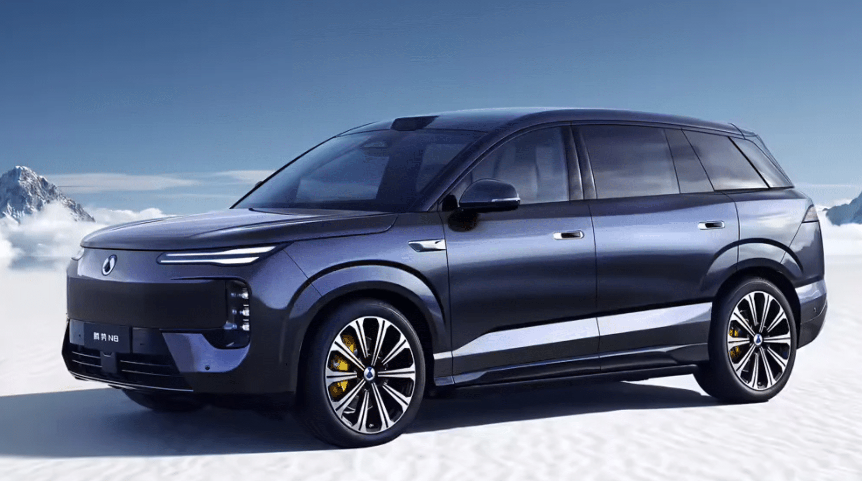 Denza N8: el SUV eléctrico de lujo de BYD con hasta 1.210 CV y más de 1.000 km de autonomía estrena una pantalla con 1,1 metros de ancho, nevera y unas butacas mejores que las de tu salón