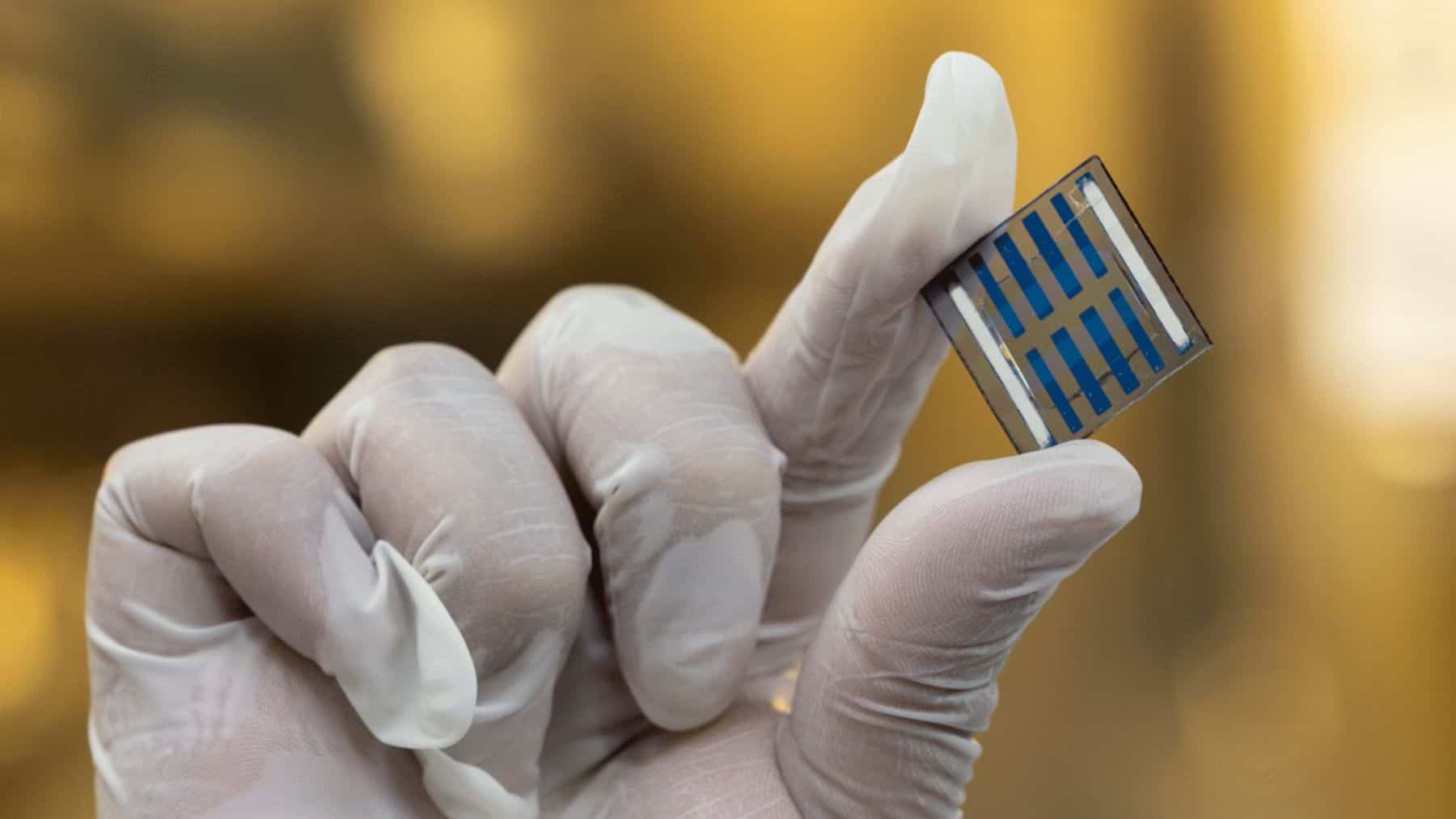 El truco español para que las placas solares den más electricidad: el ICFO no toca la absorción, sino que limita el ángulo por el que la célula emite luz con una cavidad óptica