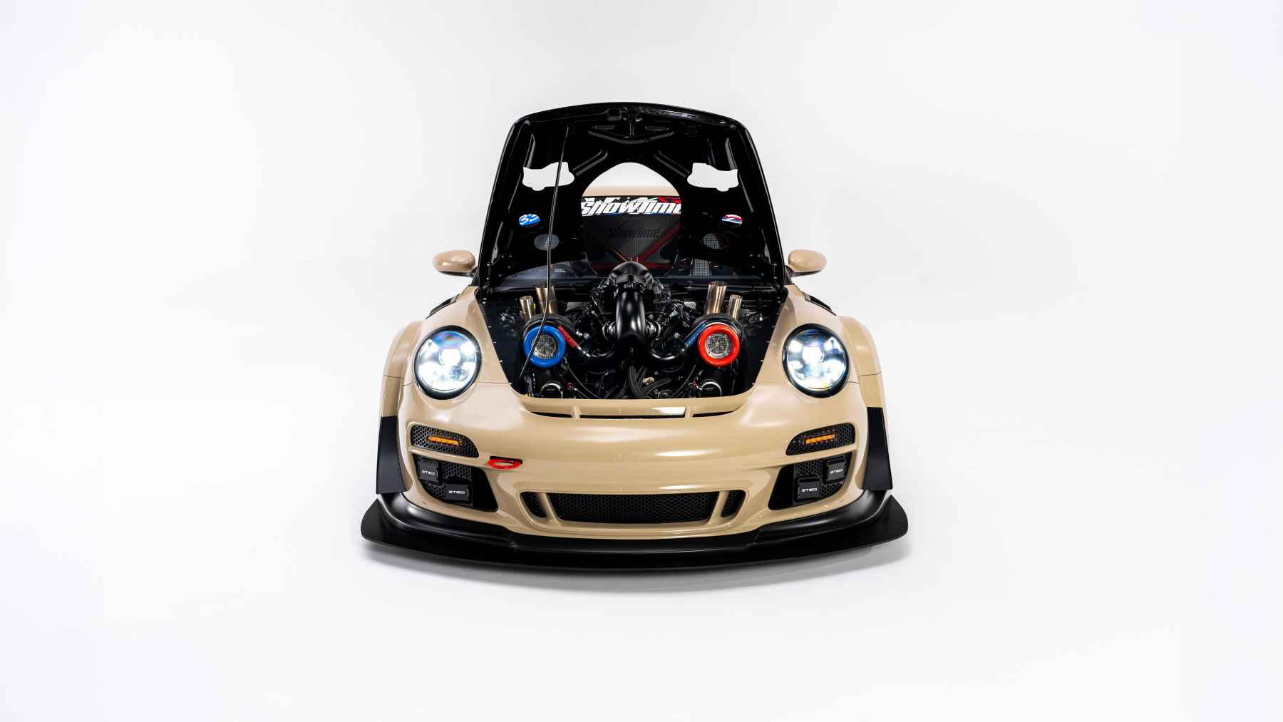 Han cogido un Porsche 911 (996), le han quitado el motor Bóxer trasero y le han puesto un V8 biturbo delantero, la caja de cambios de un Bentley y ahora tiene más potencia que un Bugatti