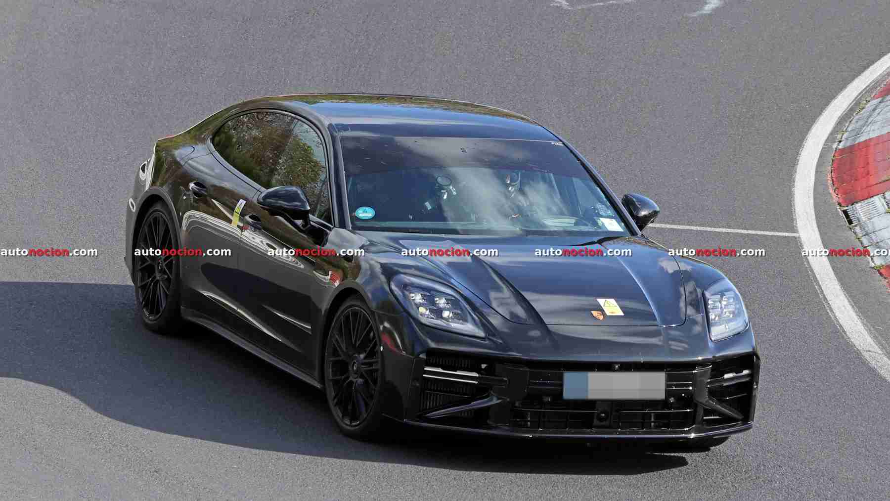 Cazamos rodando casi sin camuflaje al Porsche Panamera 2027: una pincelada en su diseño que lo acerca a los deportivos y lo aleja de los Gran Turismo