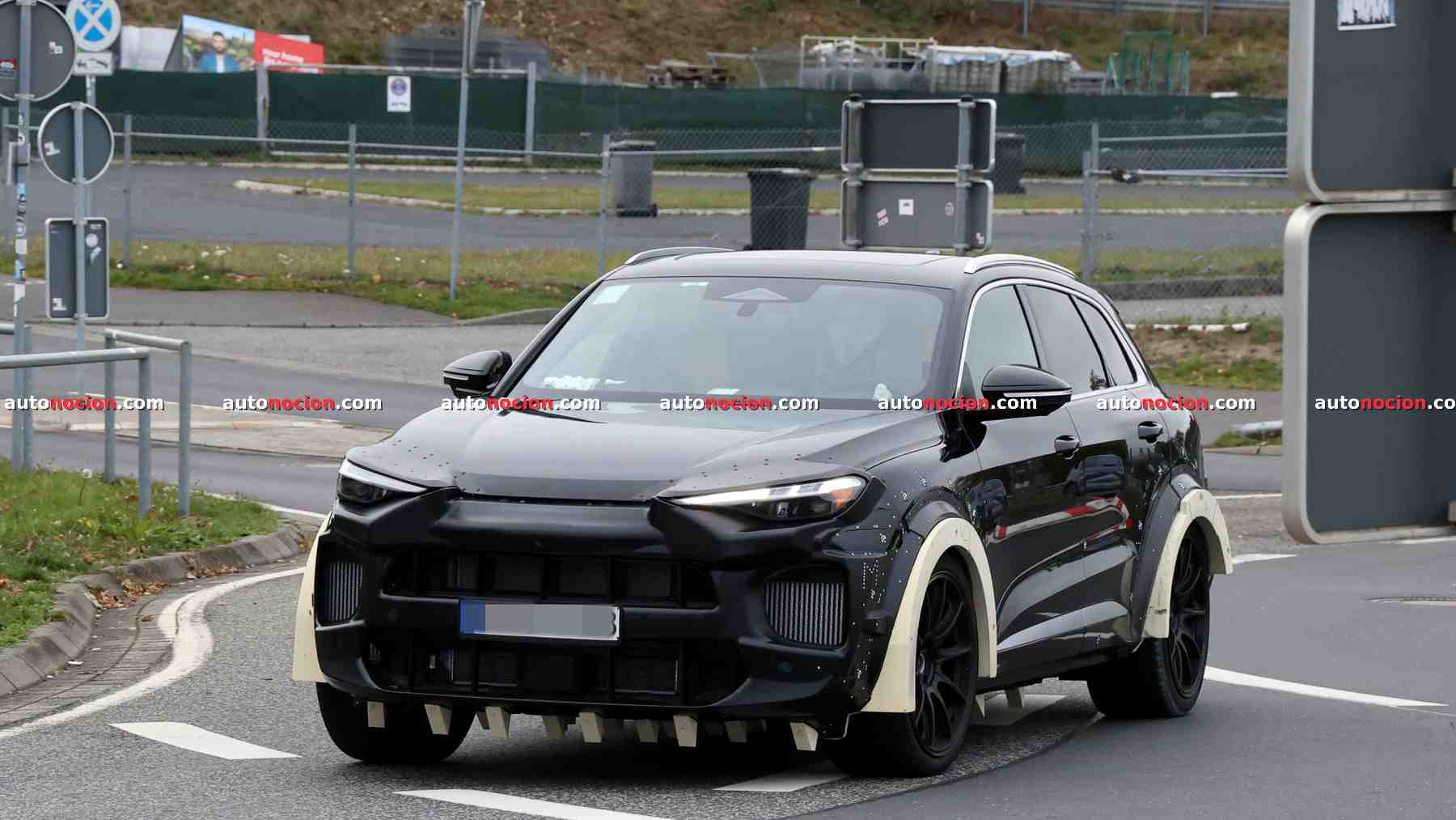 ¿Qué es el Proyecto Octan de Porsche?: su nueva mula de pruebas tiene falsa apariencia de Audi Q5 y rueda llena de cachivaches de otros modelos