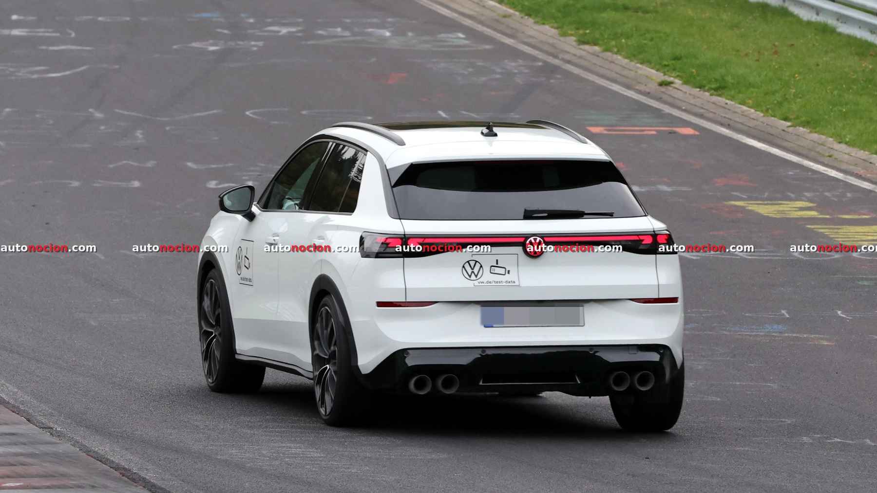 El Volkswagen T-Roc R vuelve y lo cazamos rodando camuflado por Nürburgring: tracción total 4MOTION y 333 CV para hacer tiempo en circuito con etiqueta ECO