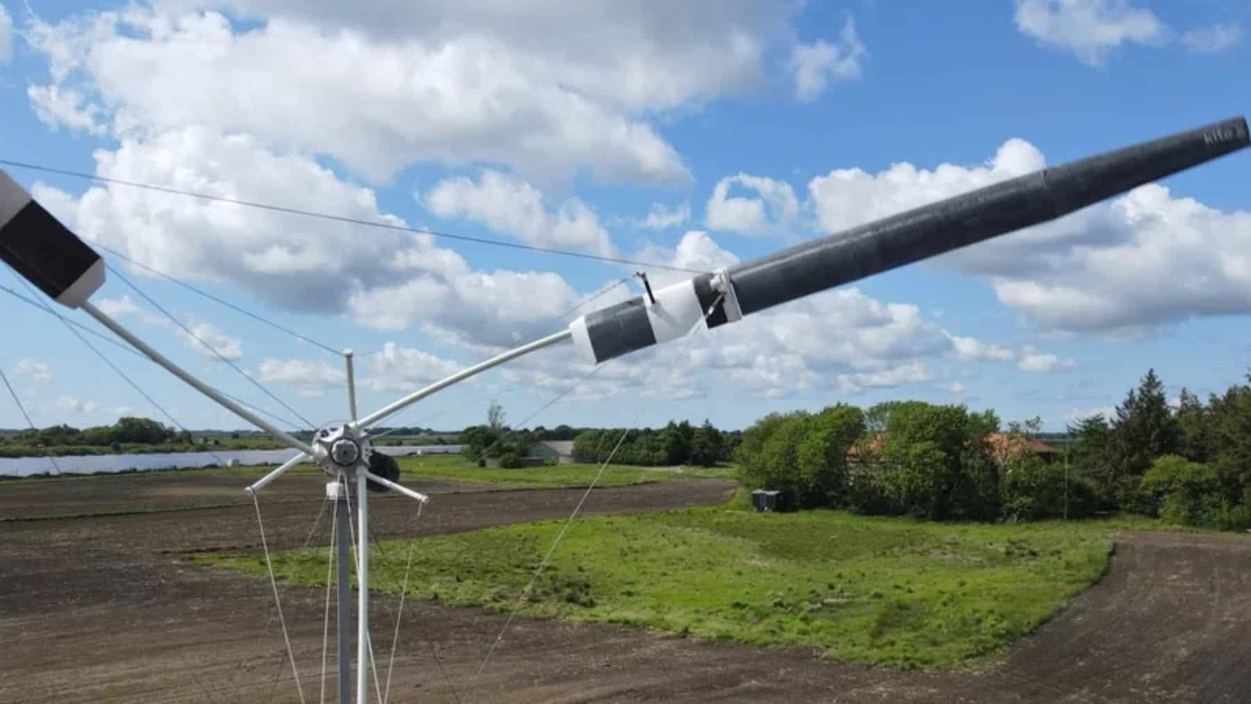 El aerogenerador que se instala como una tienda de campaña: 326 kg, cables tensados, cinco anclajes y cero hormigón. El KiteX TWT-11 produce hasta 15.000 kWh al año y promete amortizarse en cinco a ocho años en Dinamarca y Alemania