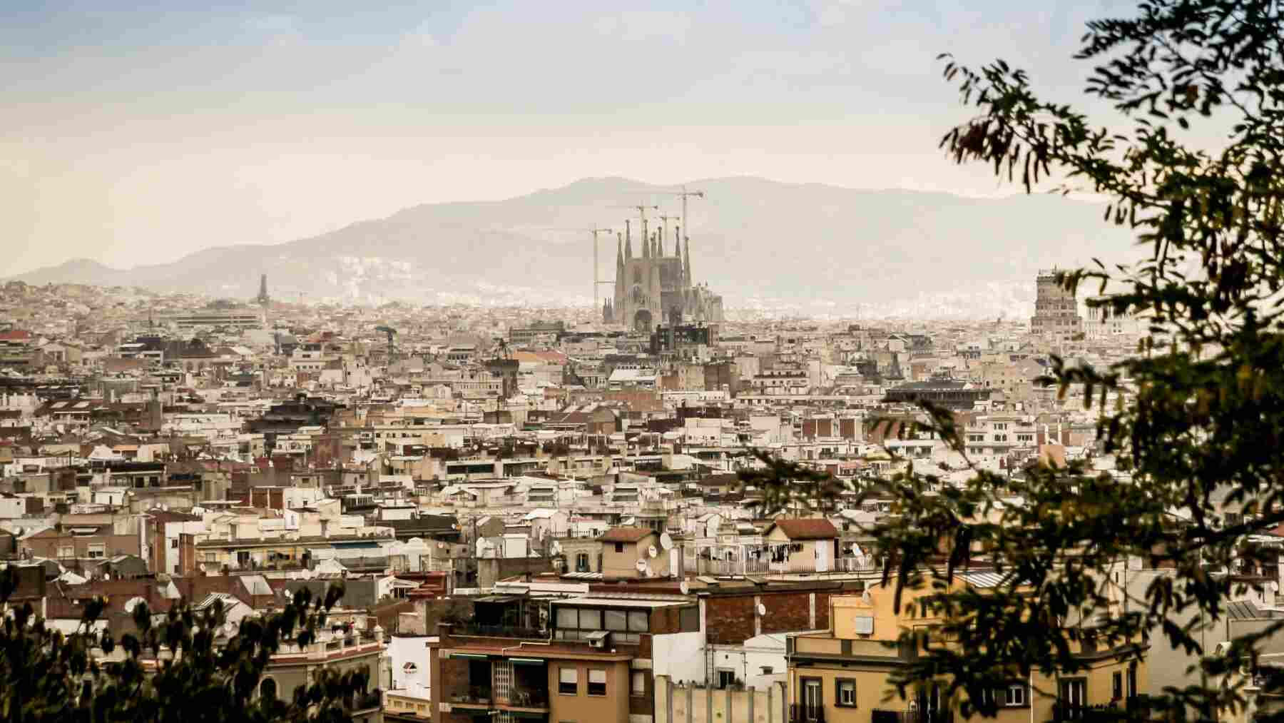 Barcelona se pone a enfriar la ciudad con agua del mar: 47 millones, 26 km de tuberías bajo tierra y 192 edificios que dejarán de sudar, con un 90% menos de gas