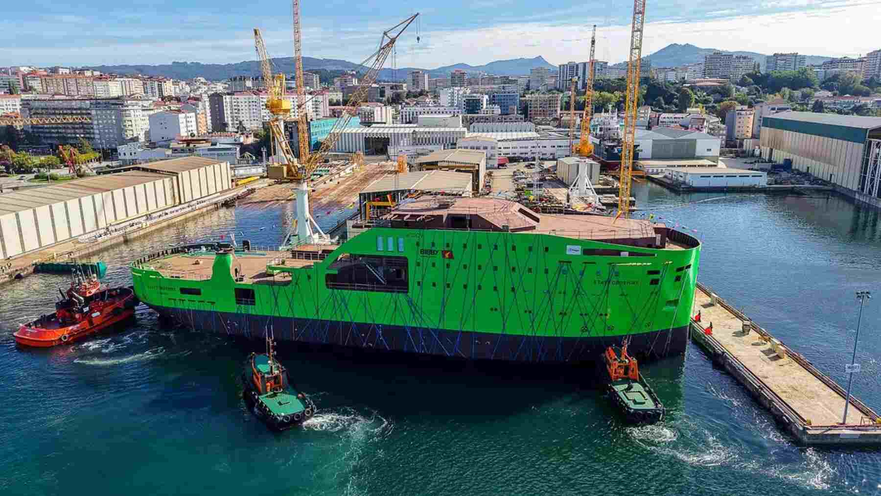 El primer barco 100% eléctrico para eólica marina se llama ‘Staffordshire’ y se ha botado en Vigo: 90 metros, 120 personas a bordo, grúa de 20 toneladas y más de 24 horas de operación solo con baterías