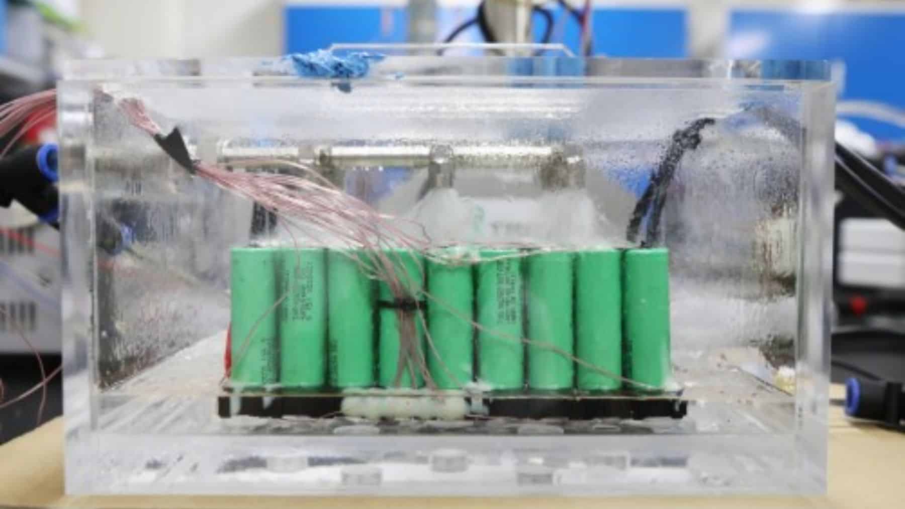 Baterías más frescas con mucha menos agua: el KIMM combina spray e inmersión parcial para enfriar celdas de litio en carga rápida, usa un 85% menos de dieléctrico y ya piensa en IA para buscar líquidos aún mejores