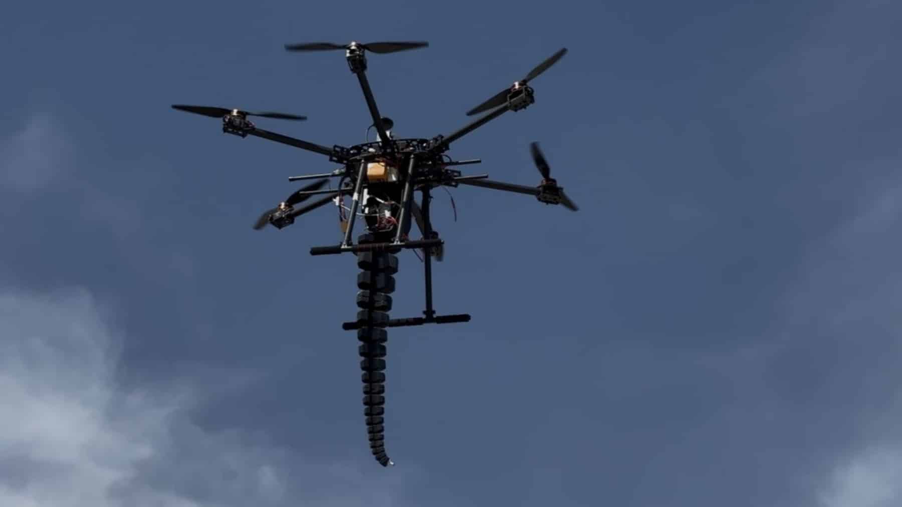 Un estudiante extremeño de 22 años firma el TFG más raro del año: un dron con brazo de pulpo impreso en 3D que agarra objetos en pleno vuelo. Calificación: 10 con matrícula de honor