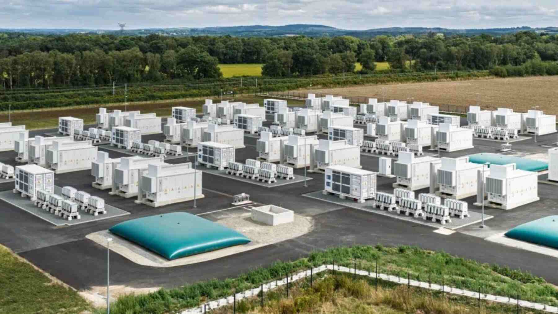 Francia ya tiene una batería que no solo guarda electricidad: también sostiene la red. 92 MW y 183 MWh en Bretaña, y el cambio se ha hecho con software, sin tocar un solo inversor