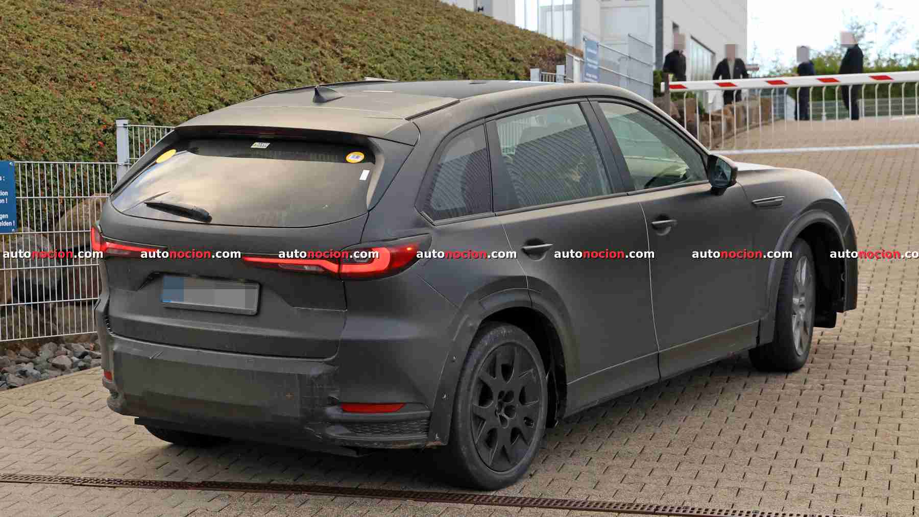 Mazda esconde su primer eléctrico bajo la piel del CX-90, lo hemos descubierto y tendría el tamaño de un CX-5