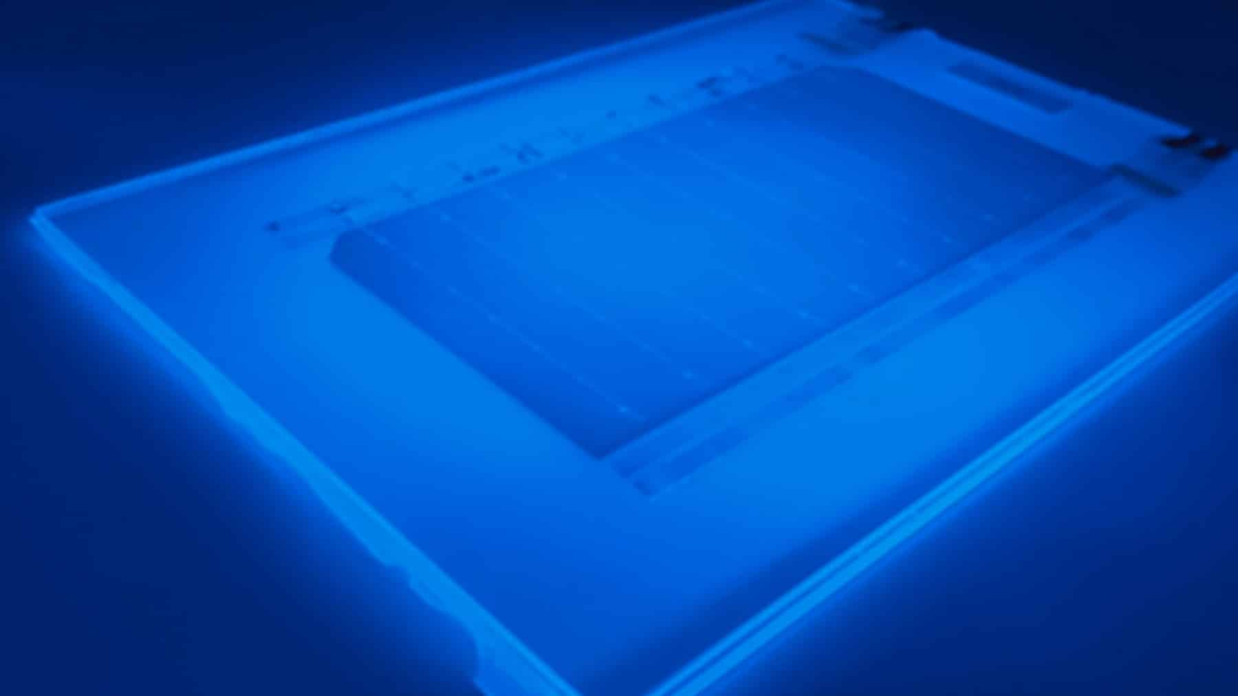 El sol tiene un problema para las placas: la radiación UV las degrada y les roba potencia. Investigadores eslovenos han modelado una capa que convierte esos rayos dañinos en luz azul y, de paso, alarga la vida del panel. Más del 4% de energía extra en 10 años