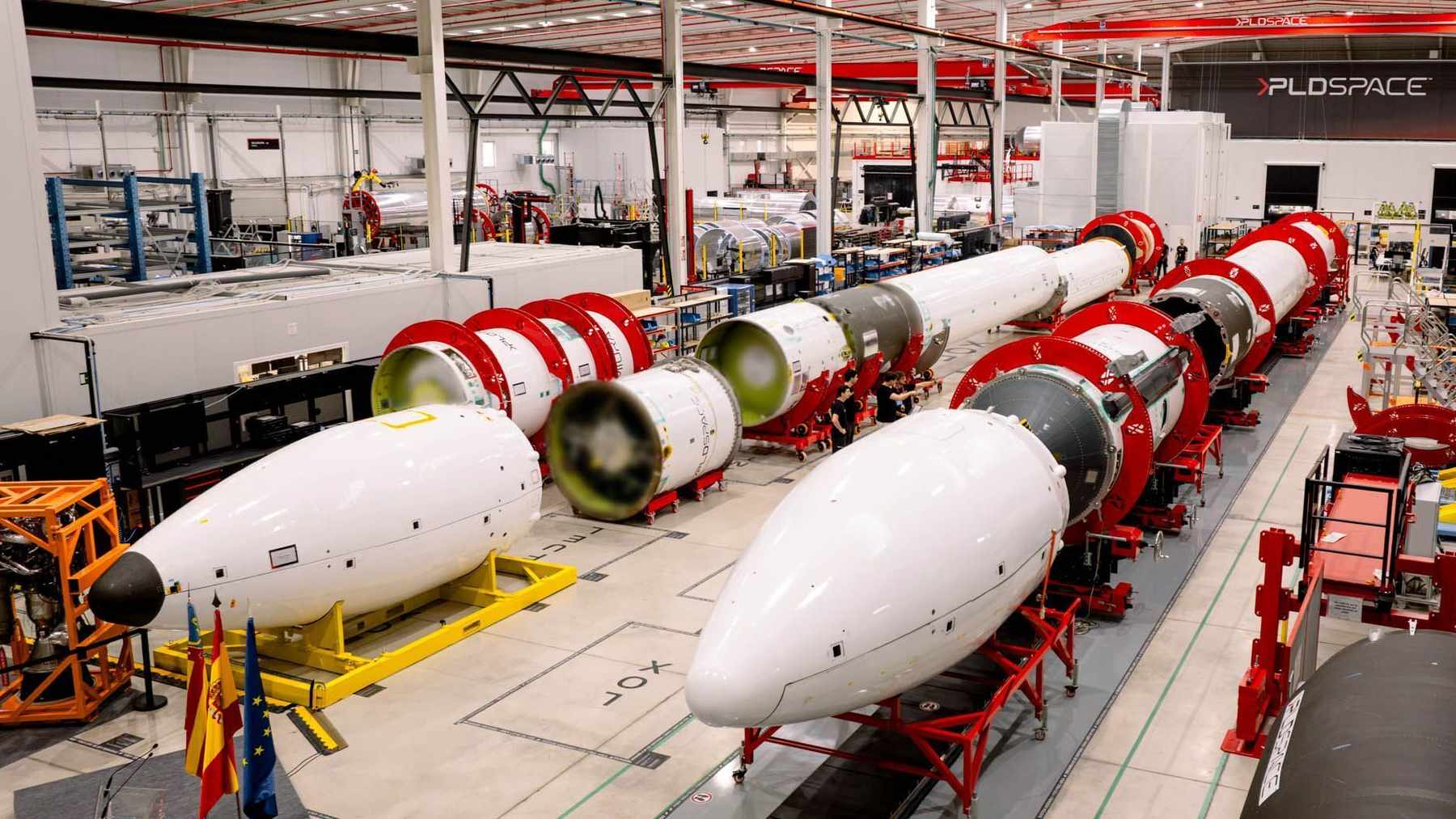Mientras Europa hace cola para subir sus satélites al espacio, una nave de Elche ya ha fabricado tres cohetes de 35 metros y tiene en pie en Teruel una segunda etapa completa para llenarla de combustible y encender su motor antes del primer vuelo desde la Guayana
