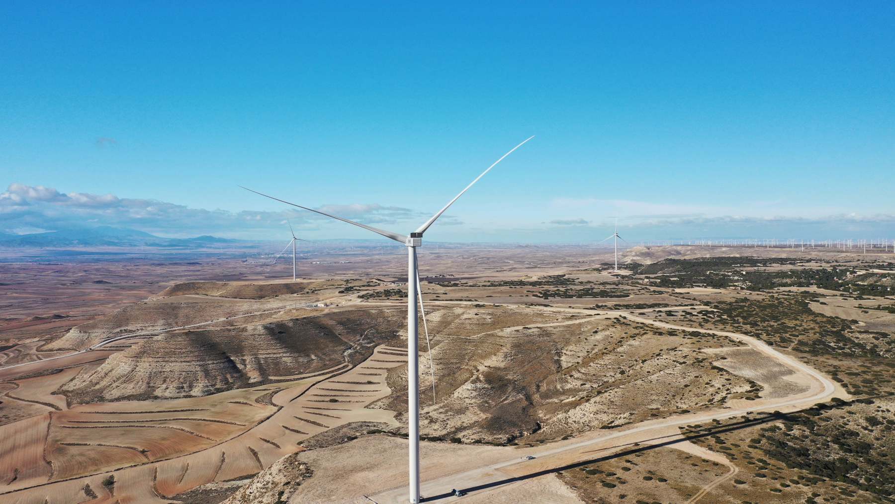 Hace 28 años plantaron 27 molinos en un monte de Zaragoza y ahora los han tirado todos para levantar solo tres: con rotores casi cuatro veces más grandes dan luz a más del doble de hogares que el parque entero