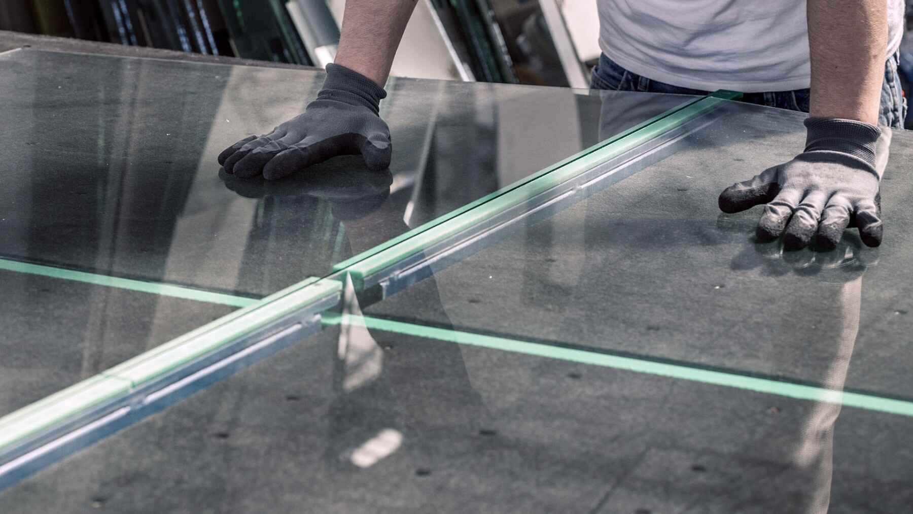 Hasta el 80% del peso de un panel solar es vidrio. Un equipo alemán ha desarrollado un tratamiento que refuerza las microgrietas del vidrio desde dentro y permite pasar de 16 a 11 kg/m² sin perder resistencia