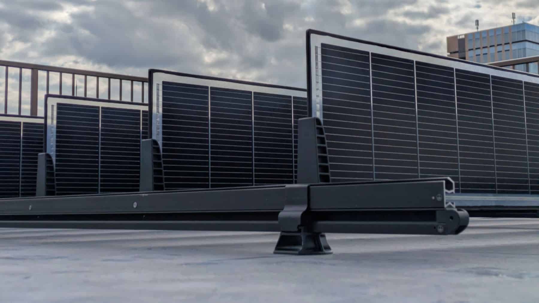 Los paneles solares siempre han ido tumbados mirando al cielo, pero este se pone de pie: 256 W, 28 kilos y solo 12 kilos por metro cuadrado para que puedas seguir pisando tu cubierta sin miedo