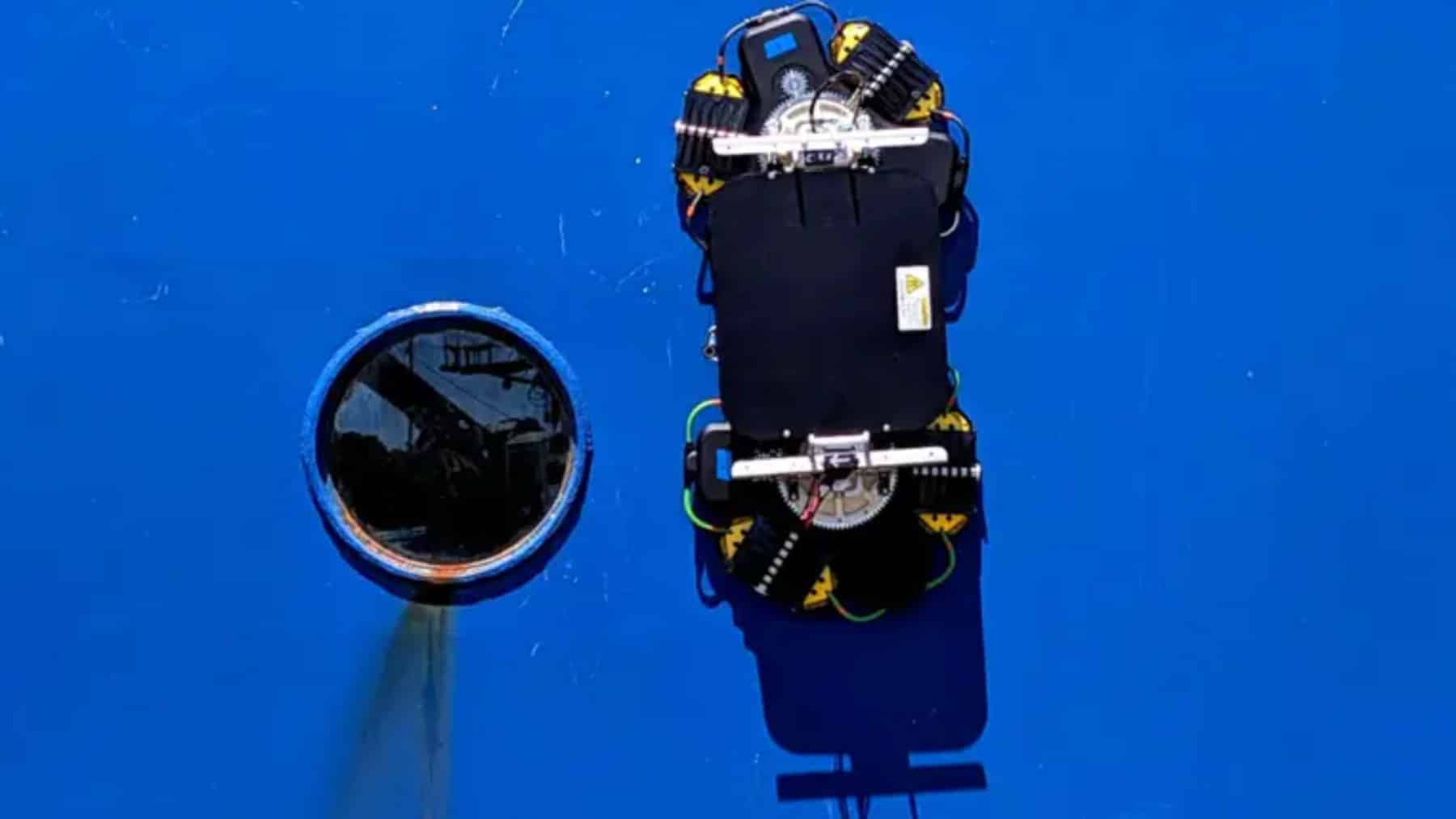 Un metro de largo, pies con electroimanes conmutables y cepillos oscilantes: el robot de Fleet Robotics se pega al casco de un portacontenedores y le quita la suciedad marina sin dañar el acero