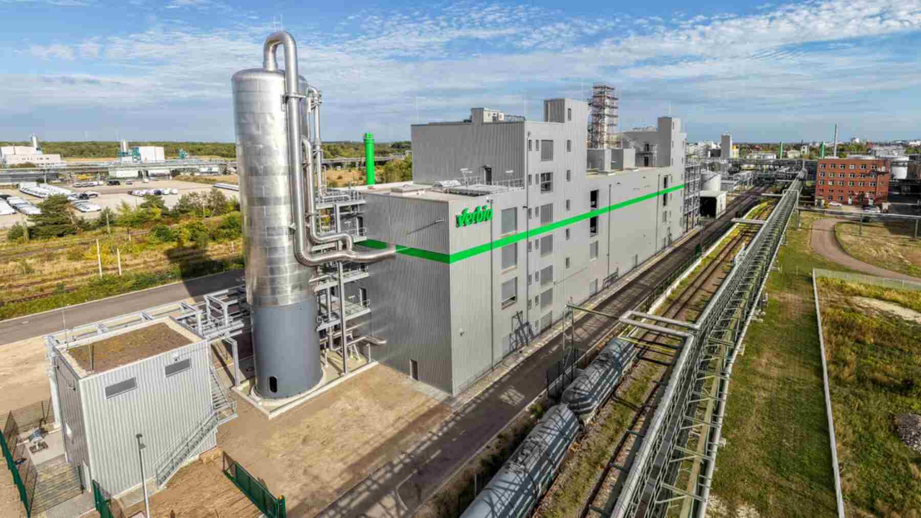 De la colza al plástico sin pasar por el petróleo: Verbio arranca en Alemania la primera planta industrial de etenólisis con éster metílico de colza, 60.000 toneladas al año y dos productos iniciales, 1-deceno y 9-DAME