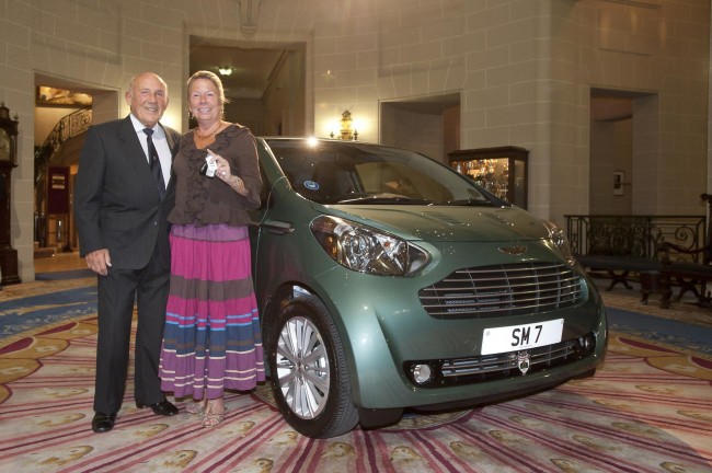 Stirling Moss se convierte en uno de los primeros clientes del Aston Martin Cygnet