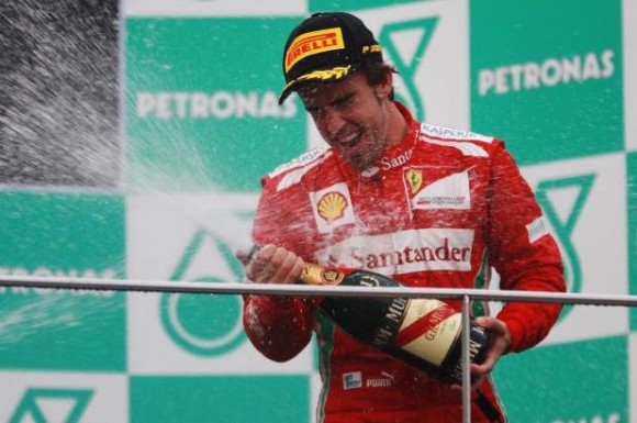 GP Malasia: Alonso se impone en una carrera extrema