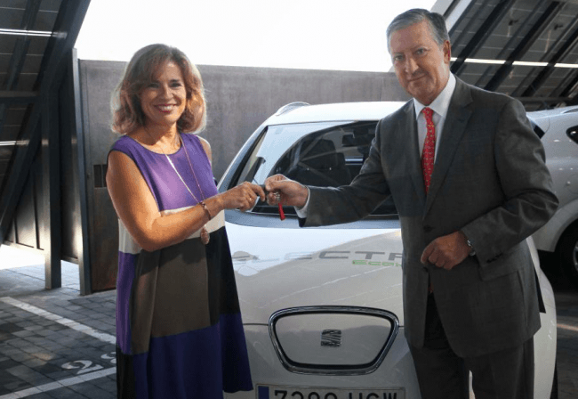 SEAT entrega dos vehículos cien por cien eléctricos a Madrid