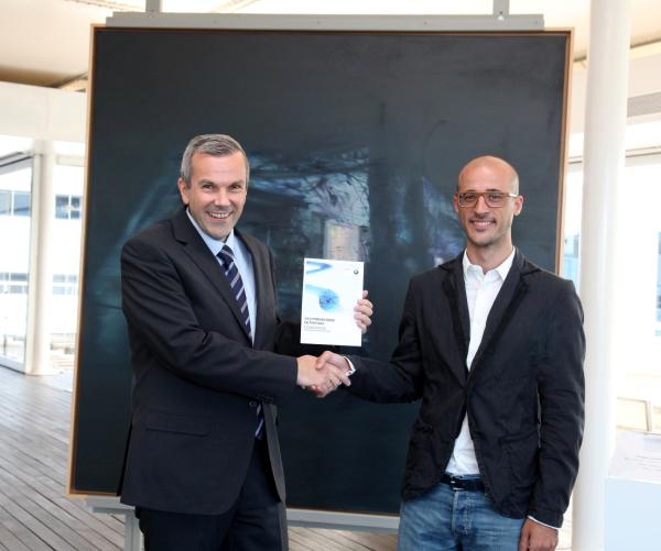 Diego Vallejo Pierna entrega su Proyecto de Beca Mario Antolín de Ayuda a la Investigación Pictórica al Presidente Ejecutivo de BMW