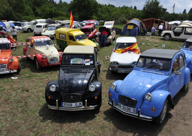 El mítico Citroën 2CV se reúne con los suyos