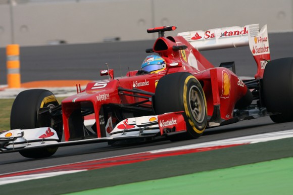 Alonso se aferra al campeonato en Nueva Delhi pese a la victoria de Vettel