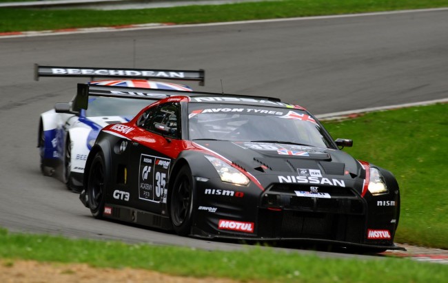 El Nissan GT-R Nismo GT3 cruza dos centésimas de segundo por delante del Aston Martin Vantage GT3 en la British GT